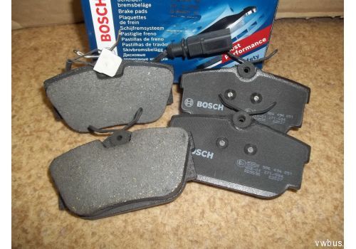 Колодки тормозные задние дисковые R15 с дат. BOSCH 0986494051