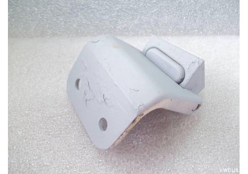 Петля двери распашной левая нижняя VAG 701827153A Б/У Петля двери распашной левая нижняя VAG 701827153A Б/У